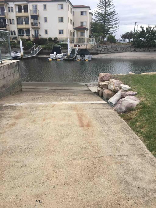 Broadwater Canal Frontage-Runaway Bay-Boat Ramp 黄金海岸 外观 照片